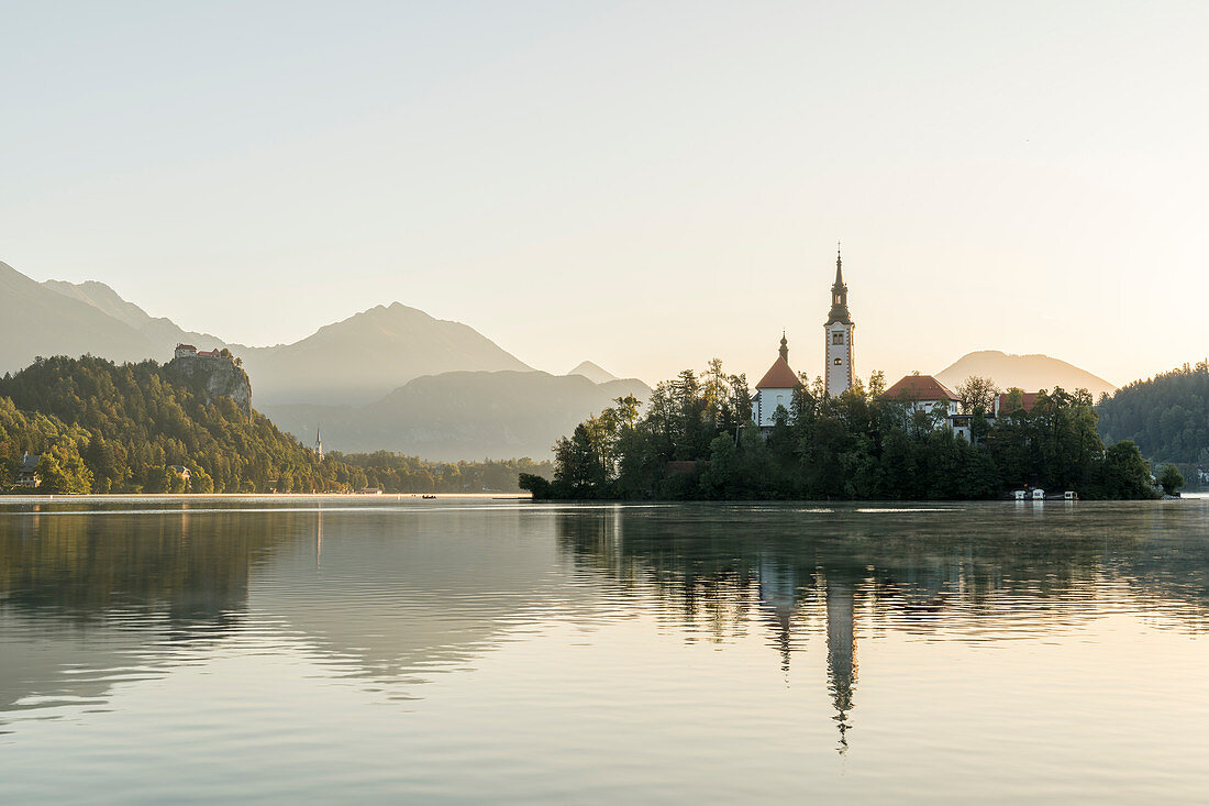 Wallfahrtskirche Maria Himmelfahrt auf der Blejski Insel im See von Bled, Oberkrain, Slowenien