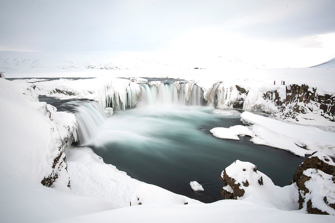 Winterliche Eislandschaft mit Godafoss im Norden von Island