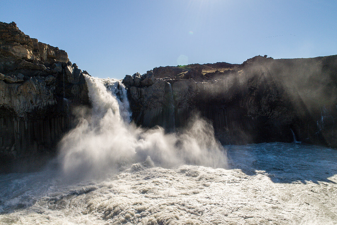 Imposanter Wasserfall stürzt in einen Gletschersee, Vulkanlandschaft von Island