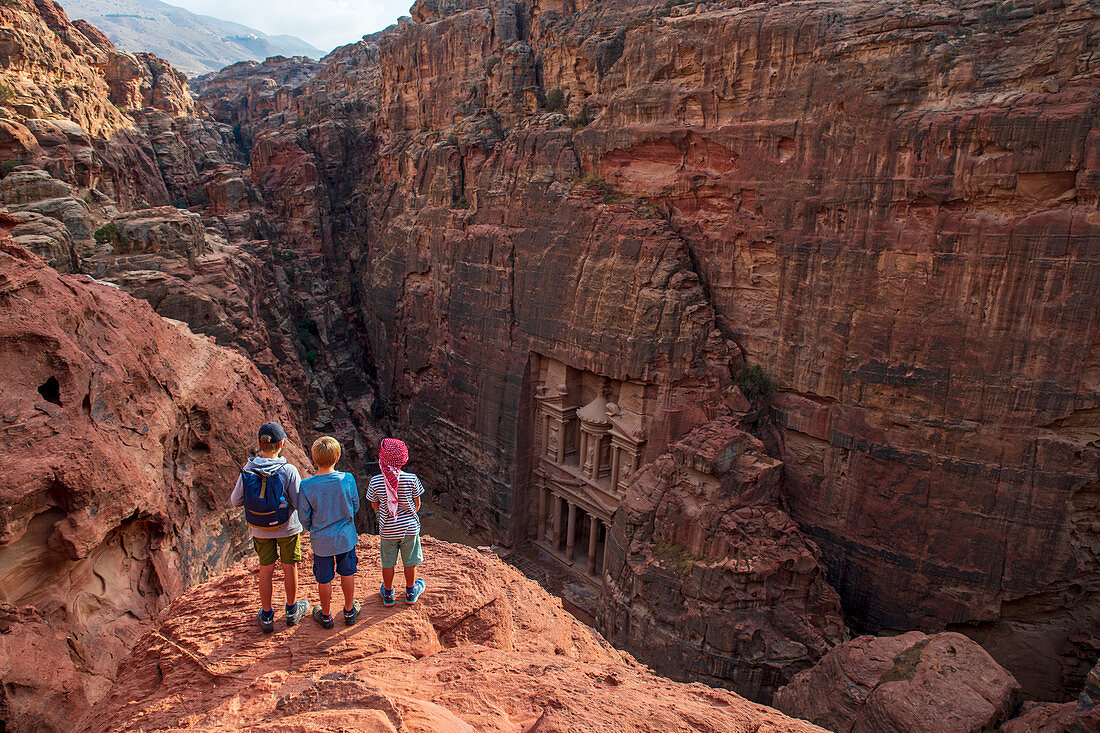 Die Felsenstadt Petra in Jordanien, Kinder im Vordergrund