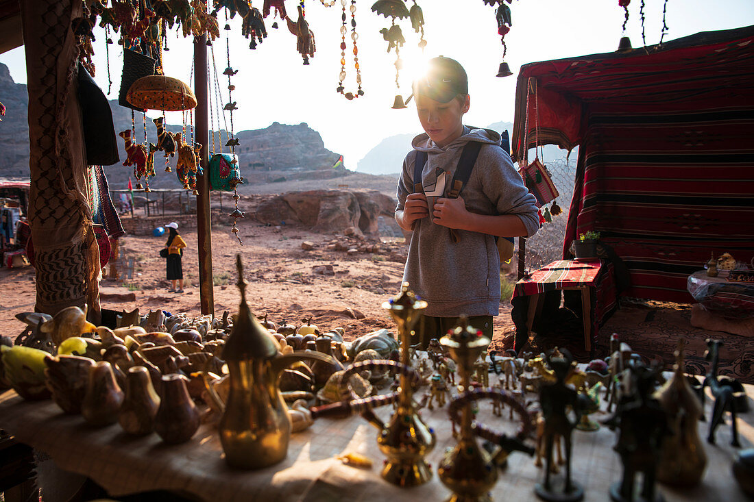 Junge am Souvenierstand in der Felsenstadt Petra in Jordanien