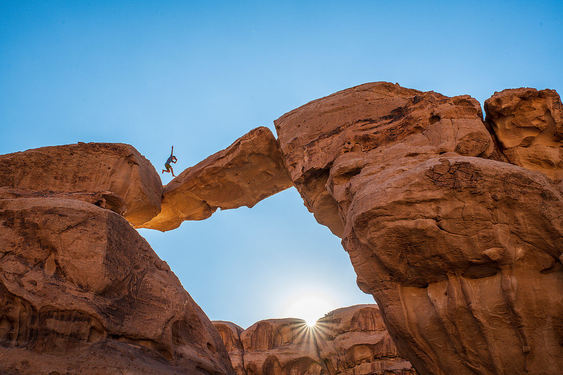 Naturfelsenbrücke in Wadi Rum, Jordanien