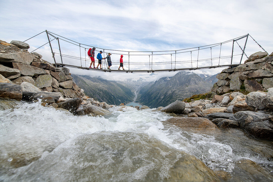 Hängebrücke nahe Olperer-Hütte im hinteren Zillertal, Tirol, Österreich