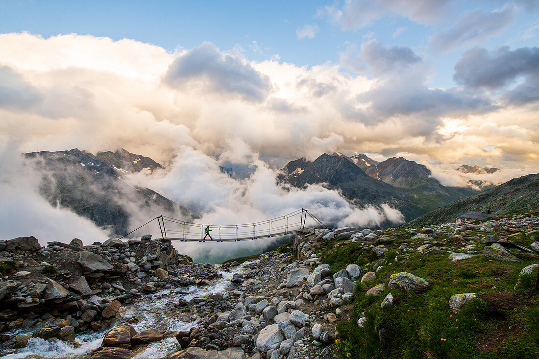 Hängebrücke nahe Olperer-Hütte im hinteren Zillertal, Tirol, Österreich