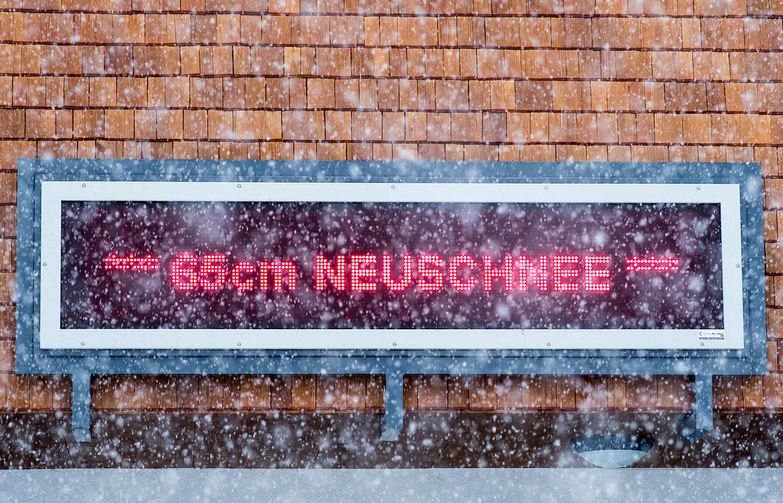 Anzeigetafel gibt Schneehöhe in einem Skigebiet an, Hintertux, Tirol, Österreich