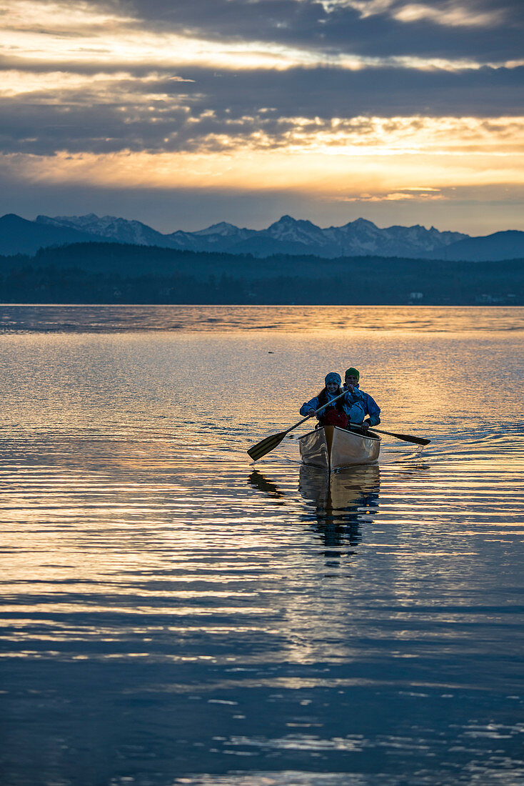 Abendliche Kanufahrt im Kanadier auf dem Starnberger See, Bayern, Deutschland