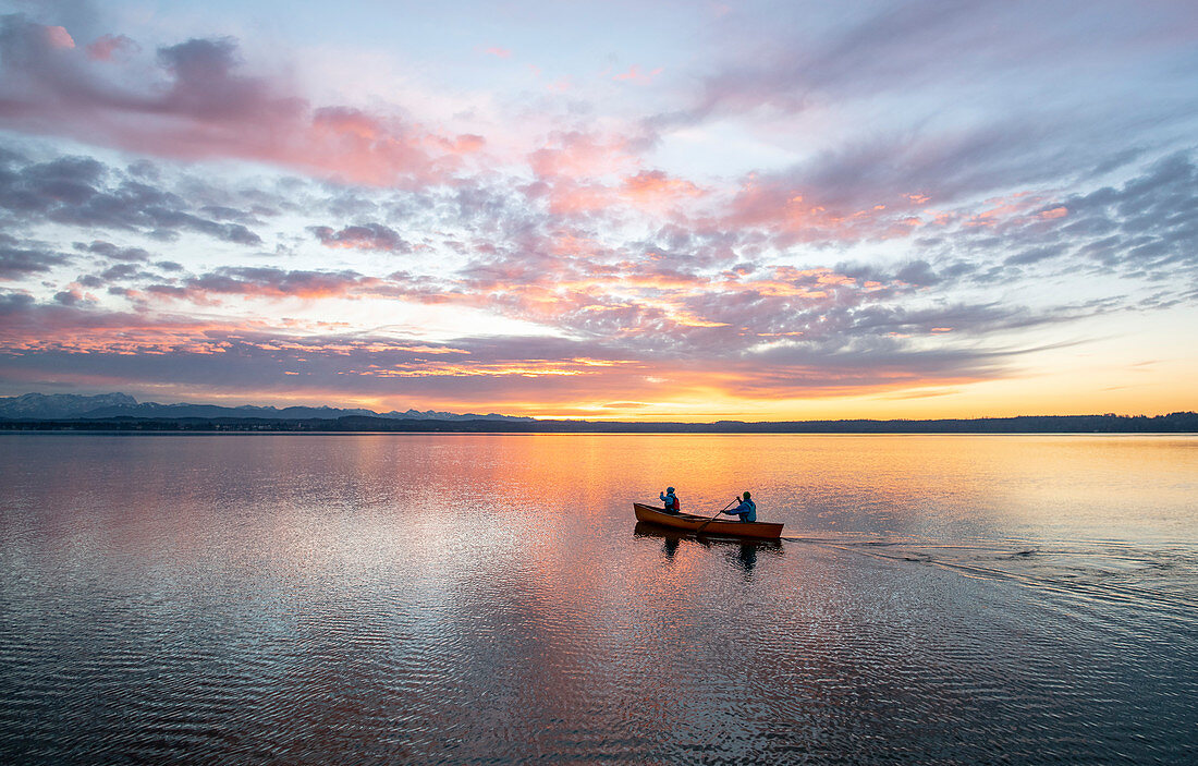 Abendliche Kanufahrt im Kanadier auf dem Starnberger See, Bayern, Deutschland