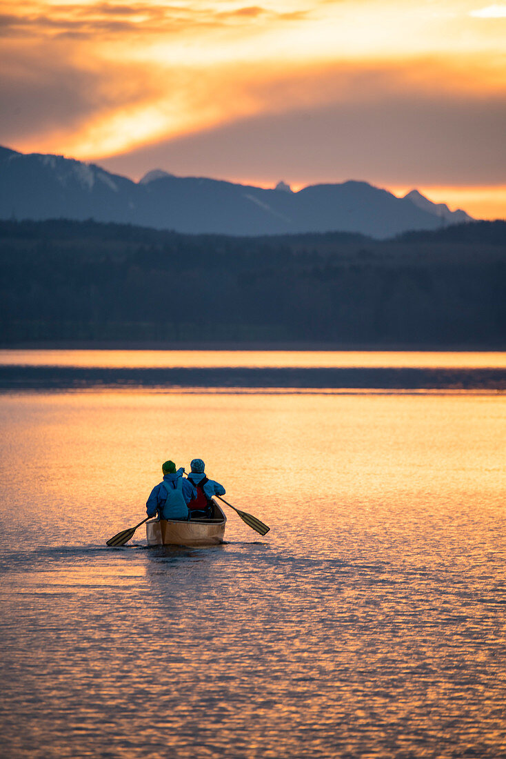 Abendliche Kanufahrt im Kanadier auf dem Starnberger See, Bayern, Deutschland