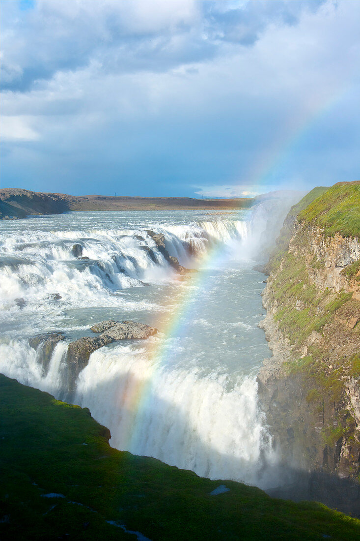 Der Wasserfall Gullfoss mit Regenbogen im Sonnenschein, Island, Europa