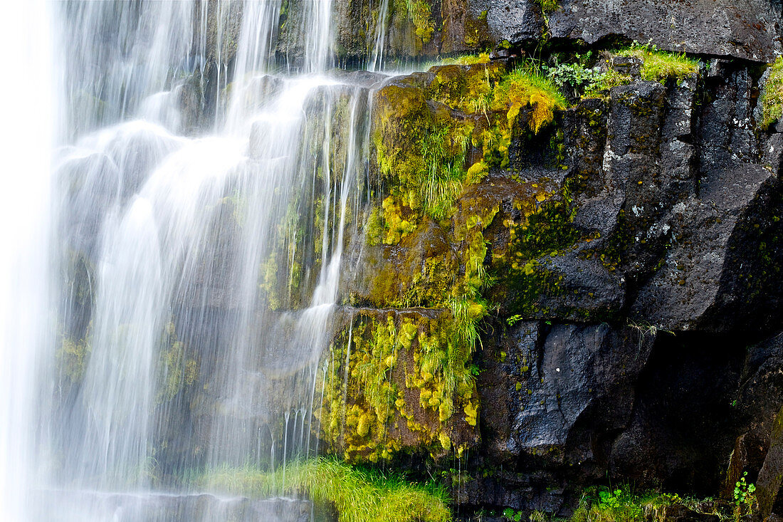 Detailaufnahme vom Wasserfall Kvernufoss, Island, Europa