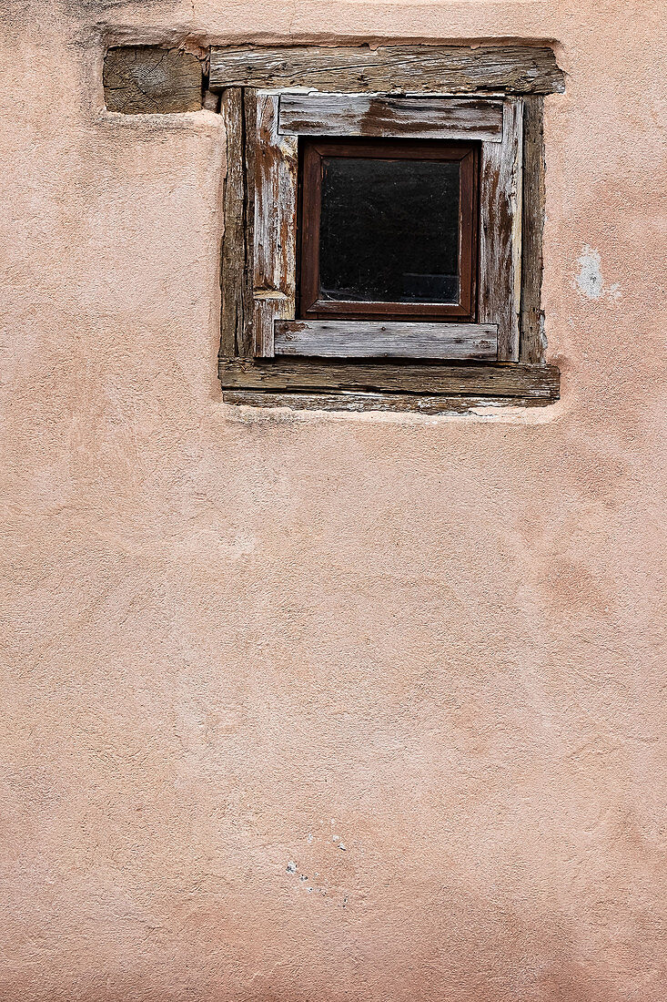 Fenster in Fachwerkhaus in Eguisheim im Elsass, Frankreich, Europa