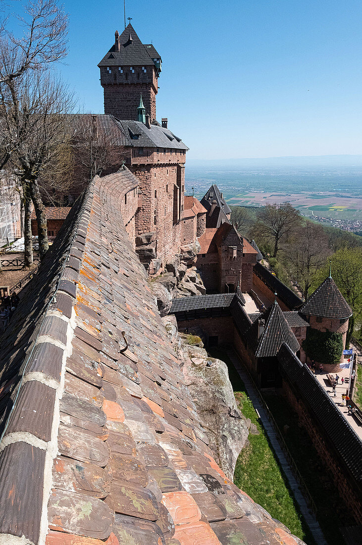 Blick entlang der Burgmauer von Hochkönigsburg in die Rheinebene, Orschwiller, Elsass, Frankreich, Europa