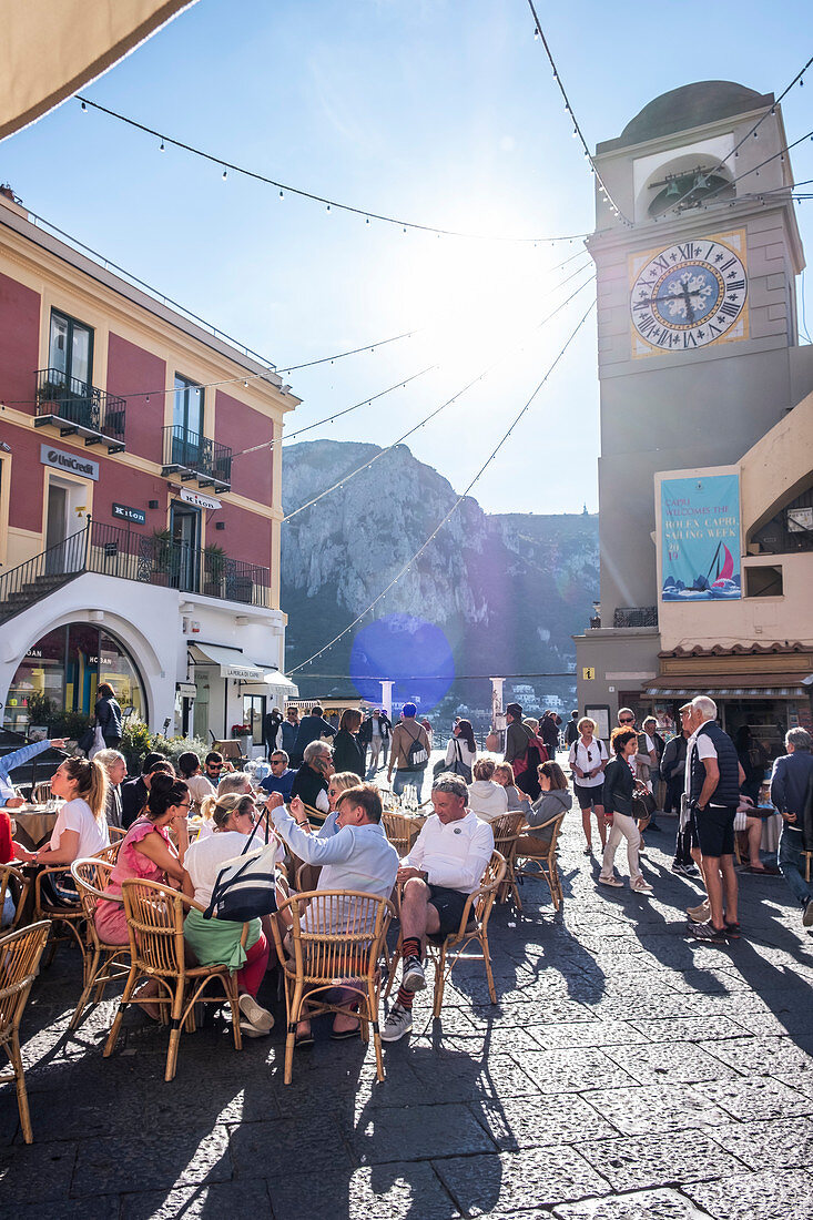 Menschen im Café auf der Piazetta von Capri, Insel Capri, Golf von Neapel, Italien