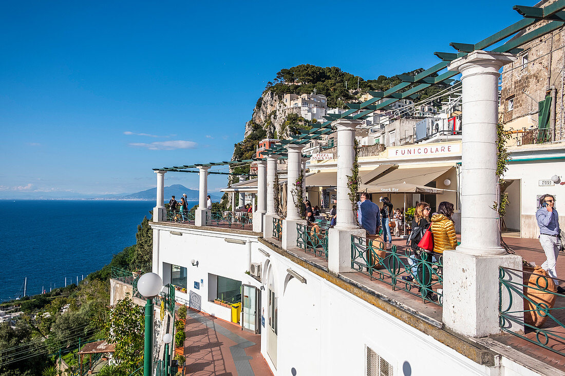 Eingang zur Funicolare auf der Piazetta von Capri, Insel Capri, Golf von Neapel, Italien