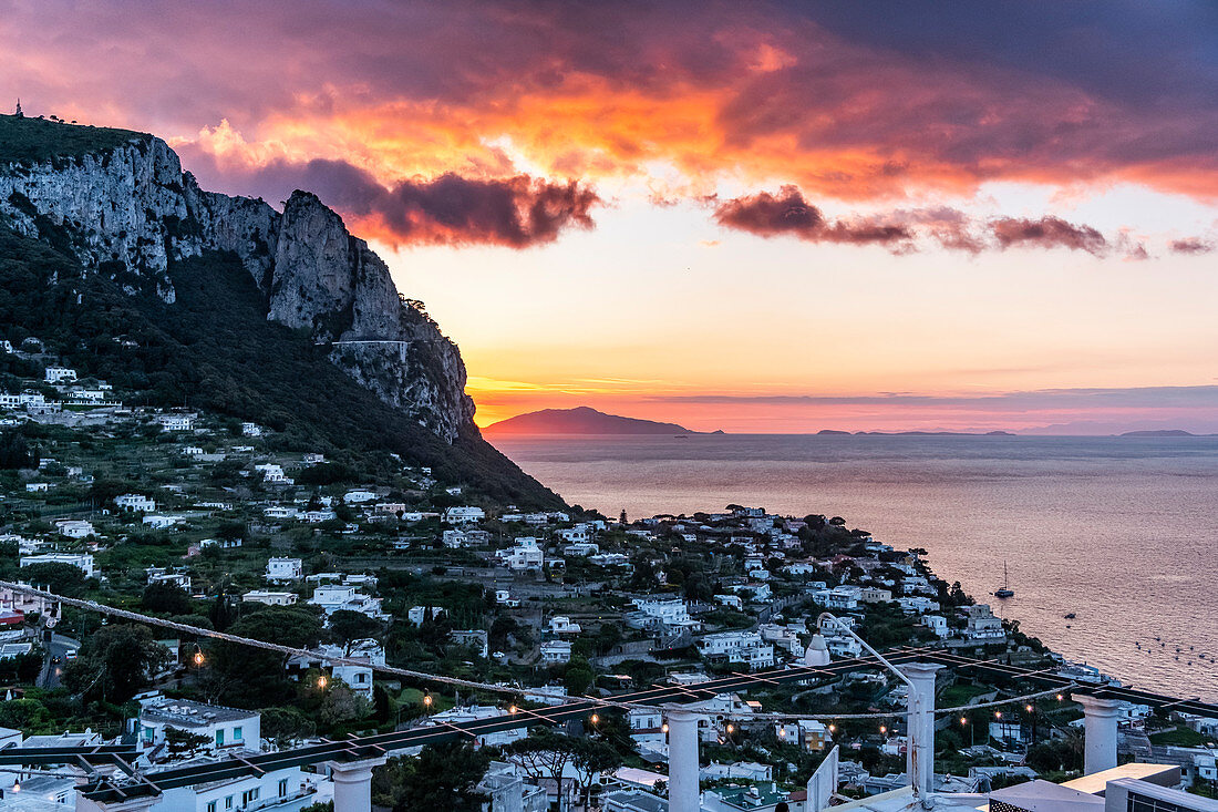 Roter Sonnenuntergang auf der Insel Capri, Marina Grande, Capri, Golf von Neapel, Italien