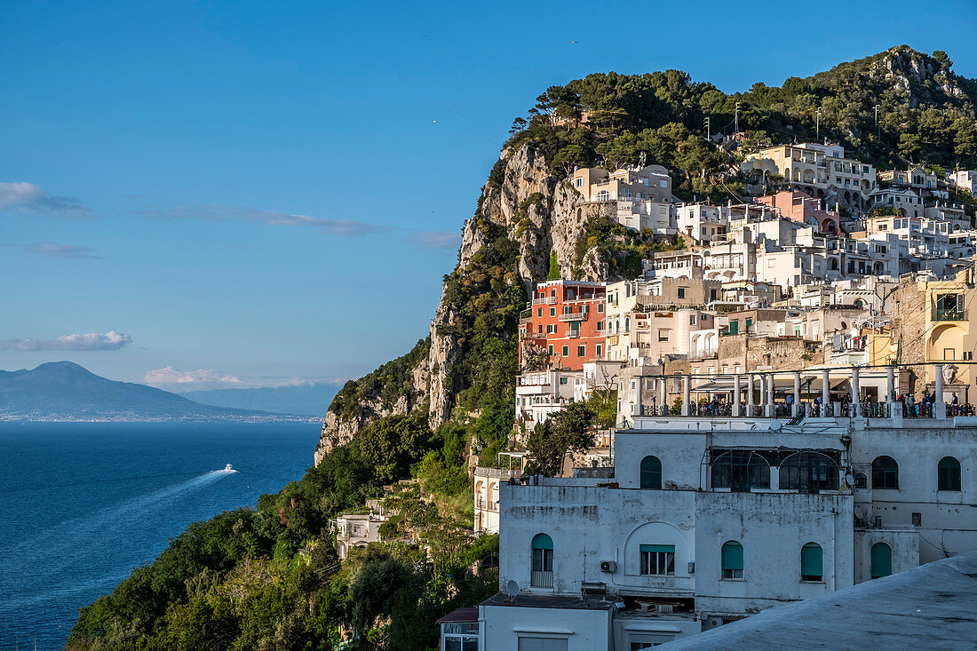 Blick auf Häuser von Capri und den Vesuv im Hintergrund, Insel Capri, Golf von Neapel, Italien