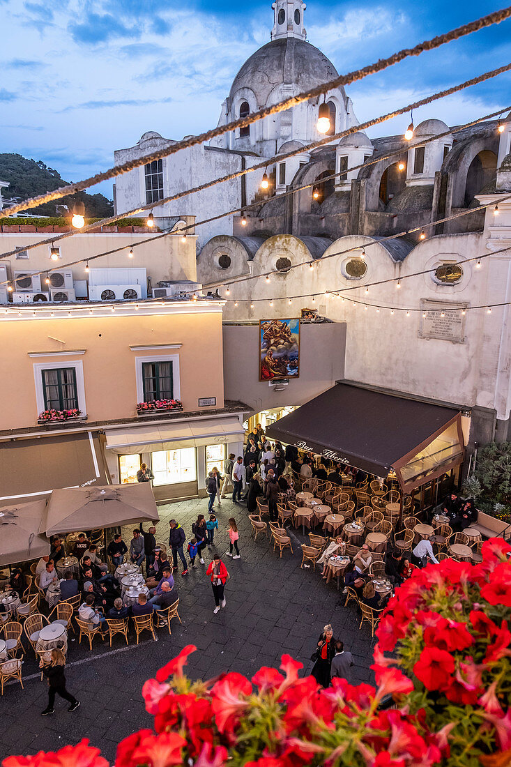 Blick auf die Piazetta und Cafes am Abend, Insel Capri, Golf von Neapel, Italien