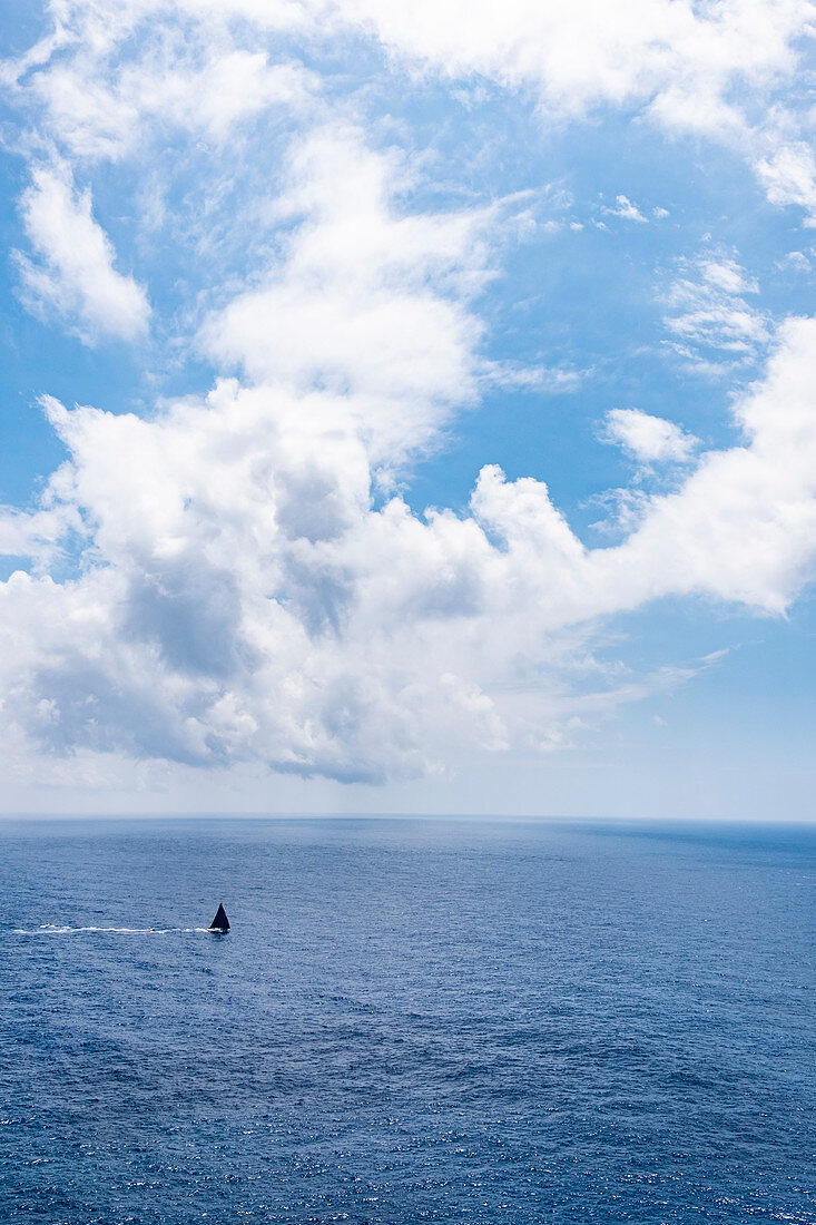 Segelboot vor Capri, Insel Capri, Golf von Neapel, Italien