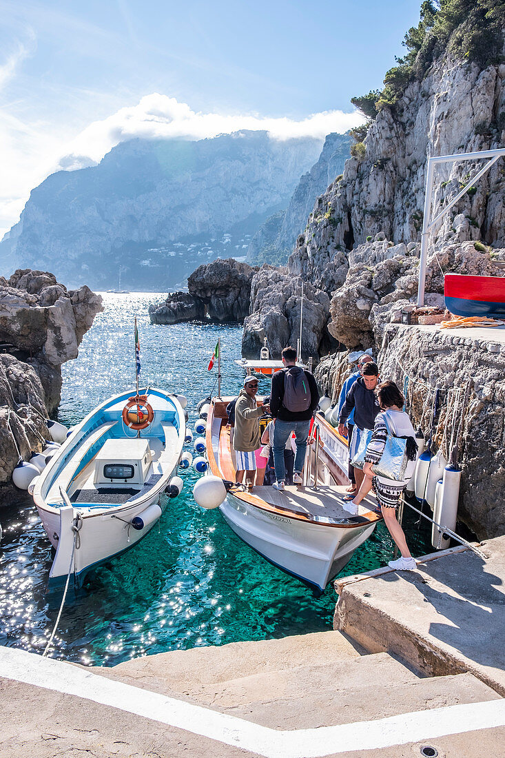 Schiffstransfer nach Marina Piccola aus der Badeanstalt Fontelina auf Capri, Insel Capri, Golf von Neapel, Italien