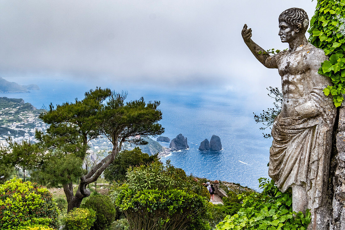 Blick vom Monte Solaro auf Capri und die Faraglioni Felsen, Insel Capri, Golf von Neapel, Italien