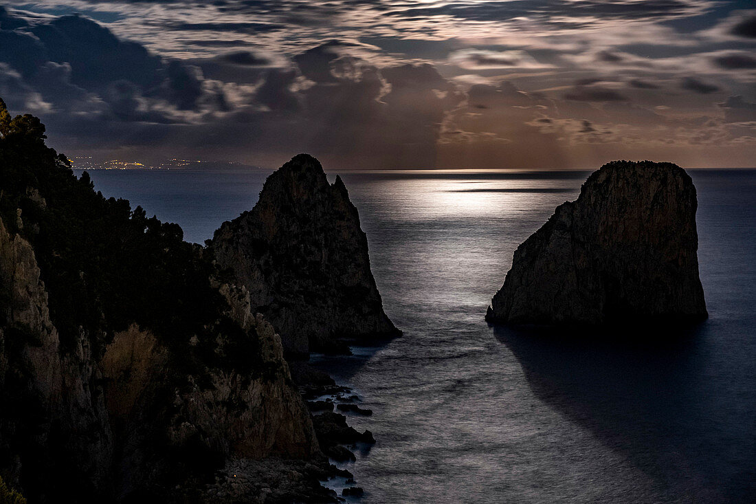 Die Faraglioni Felsen bei Vollmond, Insel Capri, Golf von Neapel, Italien