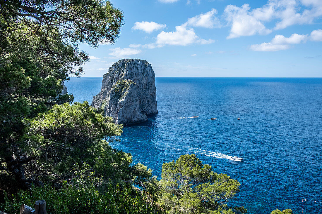 Blick auf die Faraglioni Felsen von Capri, Insel Capri, Golf von Neapel, Italien
