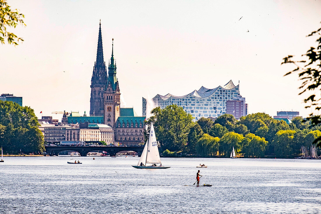 Blick über die Aussenalster auf das Rathaus, das Mahnmal St. Nikolai und die Elbphilharmonie in Hamburg, Norddeutschland, Deutschland