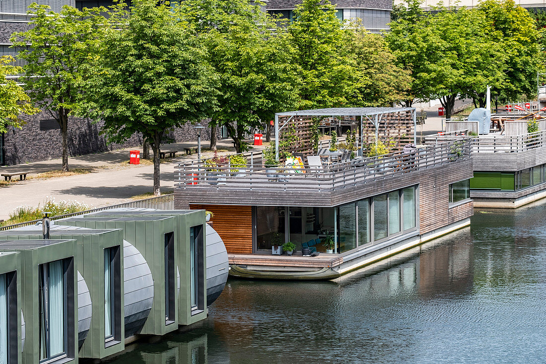 Hausboote an einem Kanal in Hamburg, Norddeutschland, Deutschland