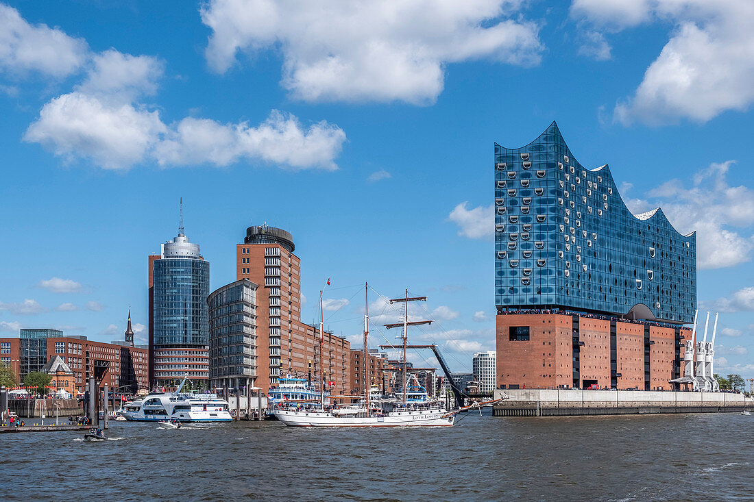 Blick vom Wasser auf die Elbphilharmonie und die Hafencity in Hamburg, Norddeutschland, Deutschland