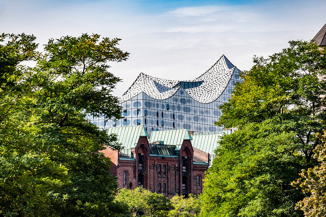 Elbphilharmonie und Speicherstadt in Hamburg, Norddeutschland, Deutschland
