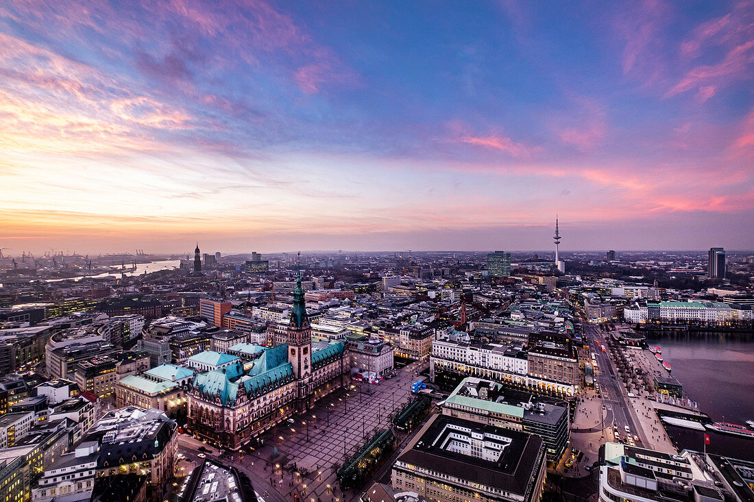 Panoramablick auf Hamburg mit dem Rathaus und der Binnenalster sowie Elbe im Hintergrund, Hamburg, Norddeutschland, Deutschland