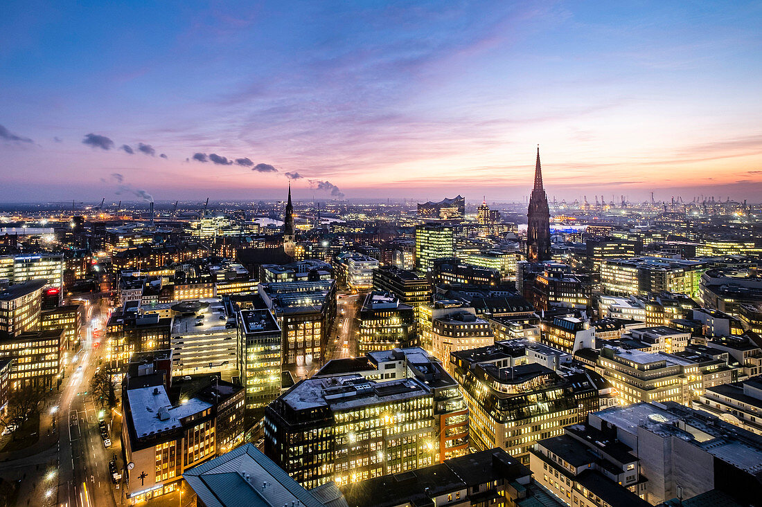 Panoramablick zur blauen Stunde auf Hamburg mit der Elbphilharmonie und Mahnmal St. Nikolai, Hamburg, Norddeutschland, Deutschland