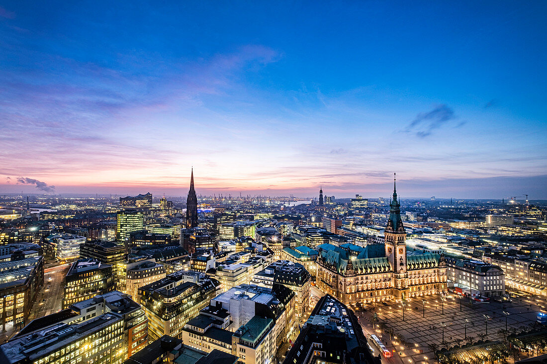 Panoramablick zur blauen Stunde auf Hamburg mit Rathaus und Elbphilharmonie, Hamburg, Norddeutschland, Deutschland