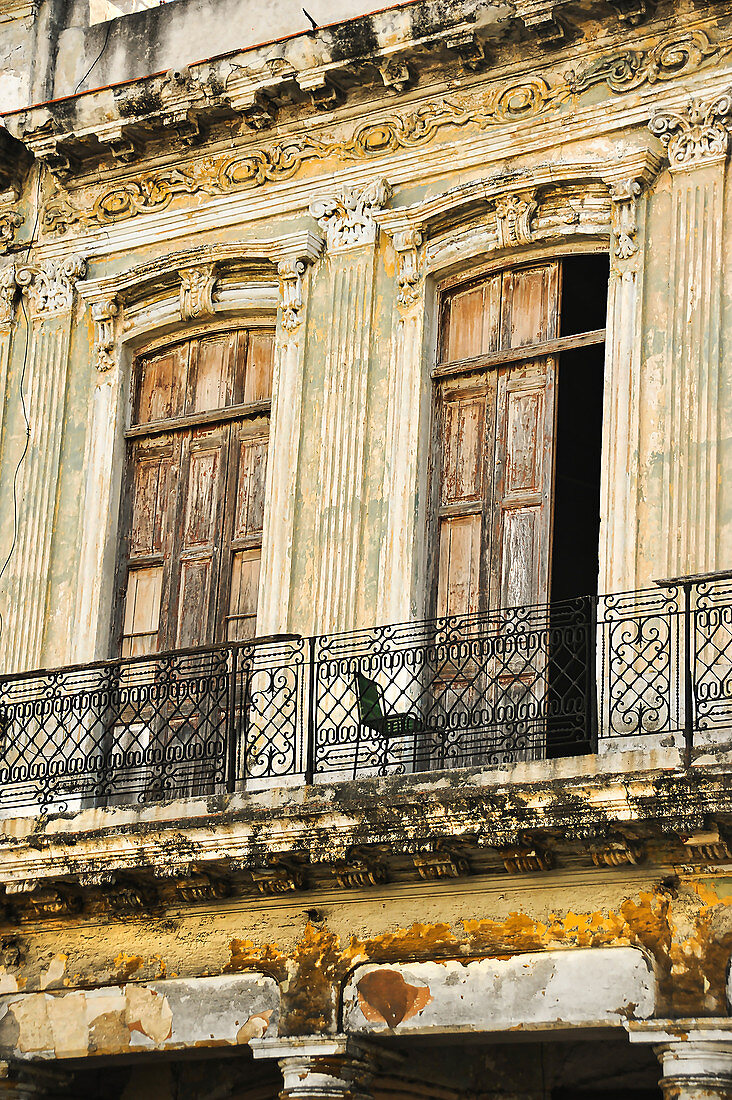 Hausfassade mit Stuhl auf dem Balkon in den Straßen von Havanna, Kuba