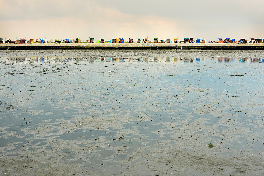 Strandkörbe spiegeln sich im Wattenmeer, Norden, Ostfriesland, Deutschland