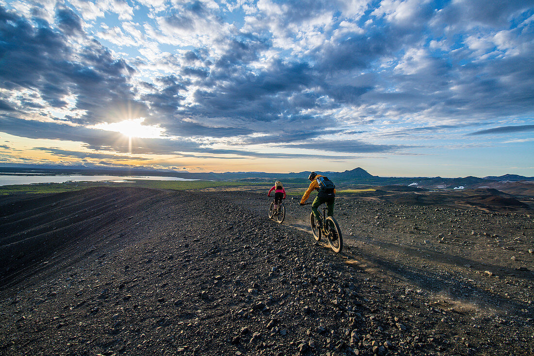Mountainbiker sportlich unterwegs in der Gegend von Vulkan Myvatn, Island