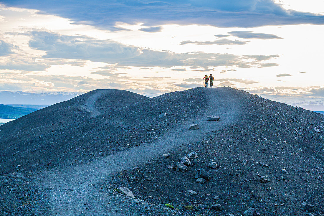 Mountainbiker unterwegs in der Gegend von Vulkan Myvatn, Island