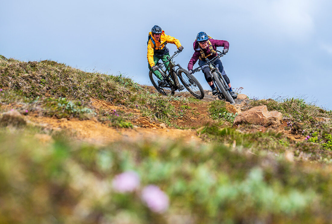 Mountainbiker sportlich unterwegs in der Landschaft von Island