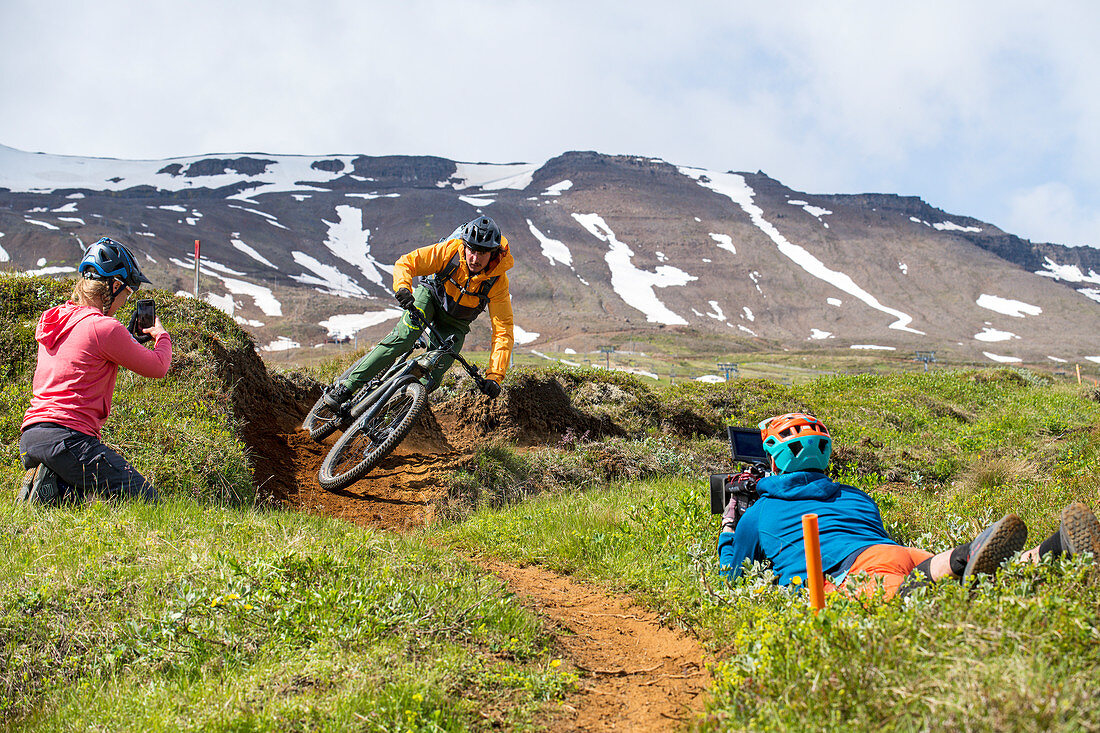 Mountainbiker sportlich unterwegs in der Landschaft von Island
