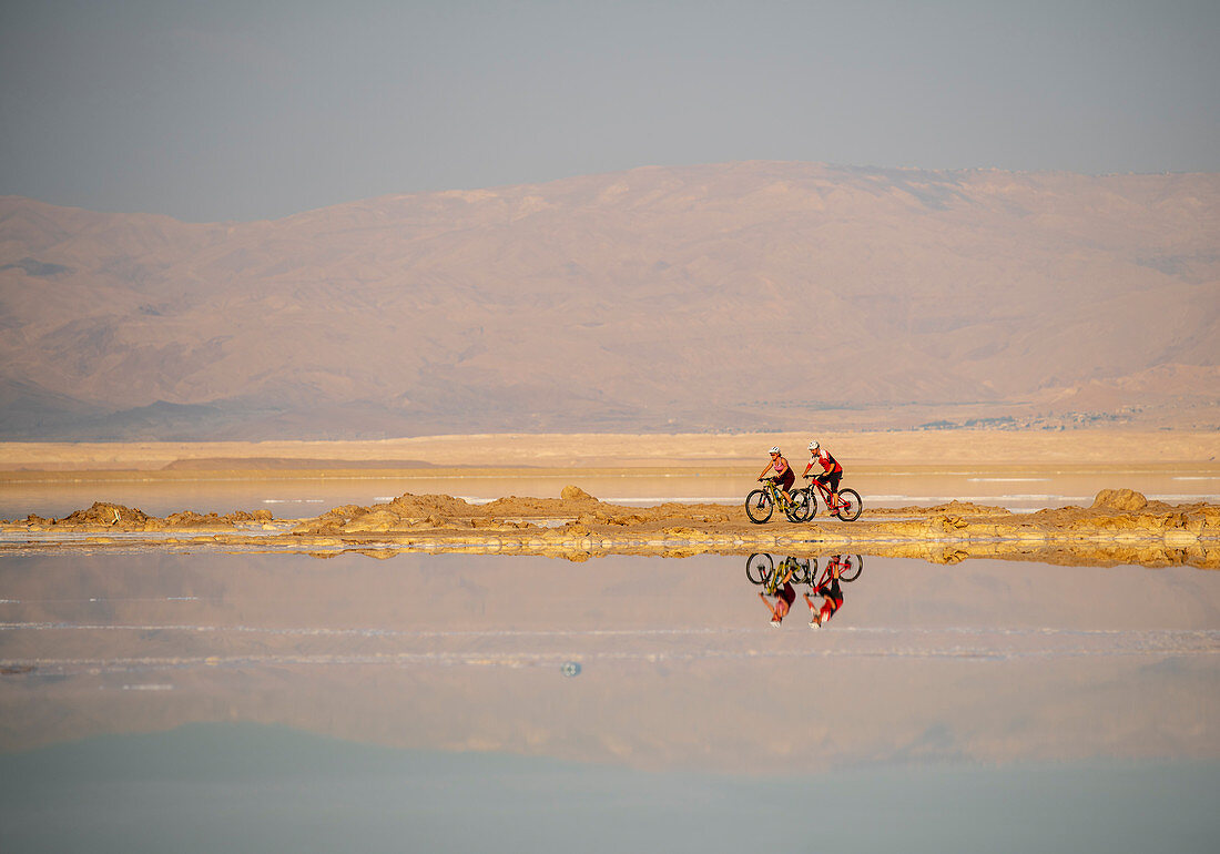 Zwei Mountainbiker unterwegs am Toten Meer, Abenteuerurlaub in Israel