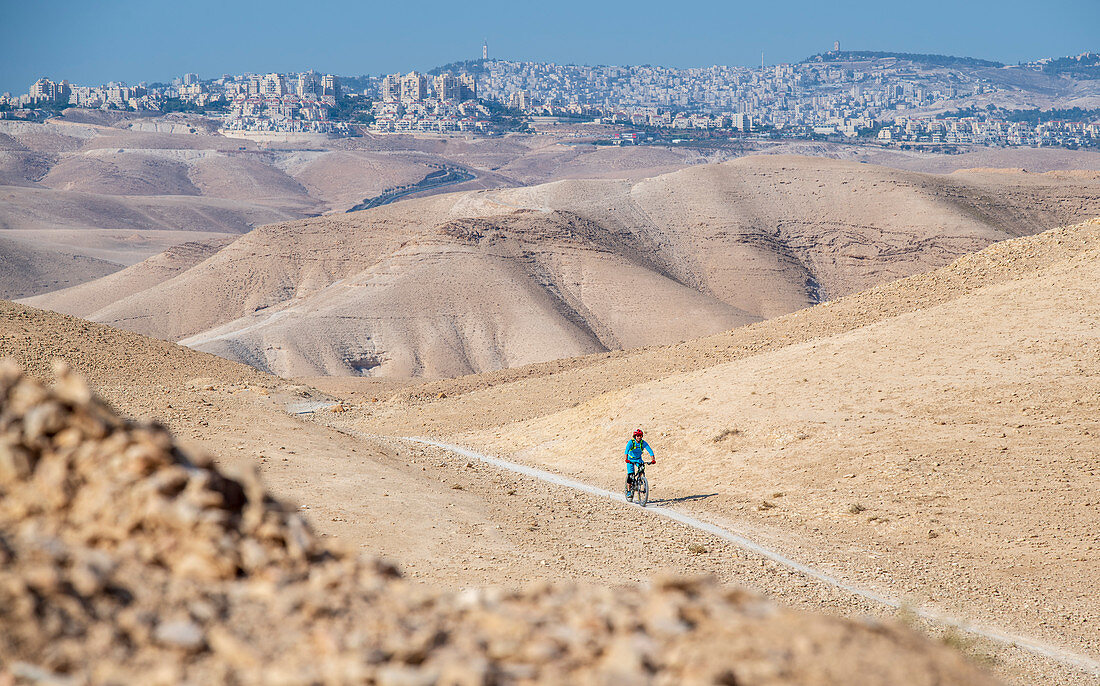 Mountainbiker unterwegs in der felsigen Wüste Negev, Israel