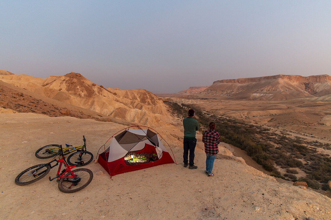 Zwei Mountainbiker mit ihrem Zelt in der Wüste Negev, Israel