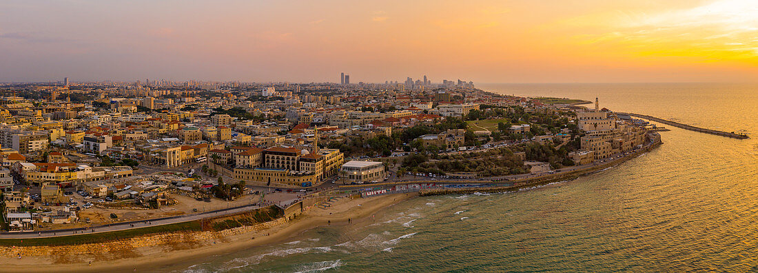 Panoramablick auf die Stadt Jaffa in der Abendsonne, Israel