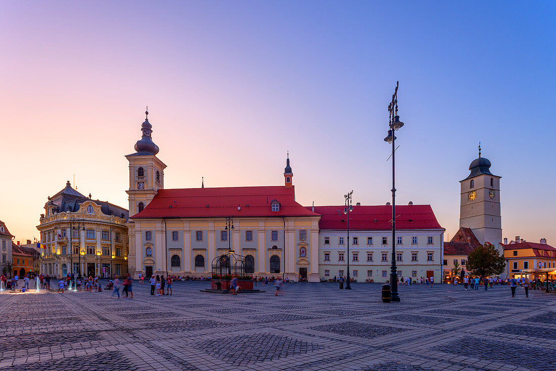Piata Mare mit Römische-Katholische Stadtpfarrkirche,  Rathaus und Rathausturm bei Sonnenuntergang, Sibiu, Transsylvanien, Rumänien