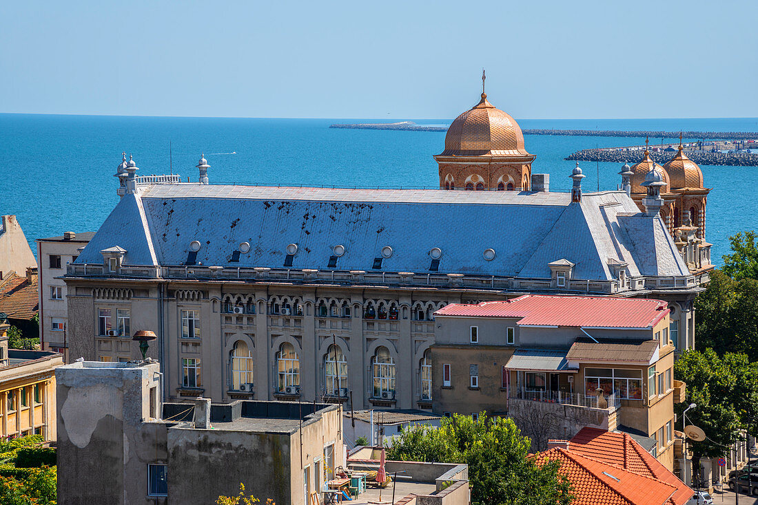Blick von der Großen Moschee auf die Kathedrale Peter und Paul und den Hafen von Constanta, Dobrudscha, Schwarzmeerküste, Rumänien