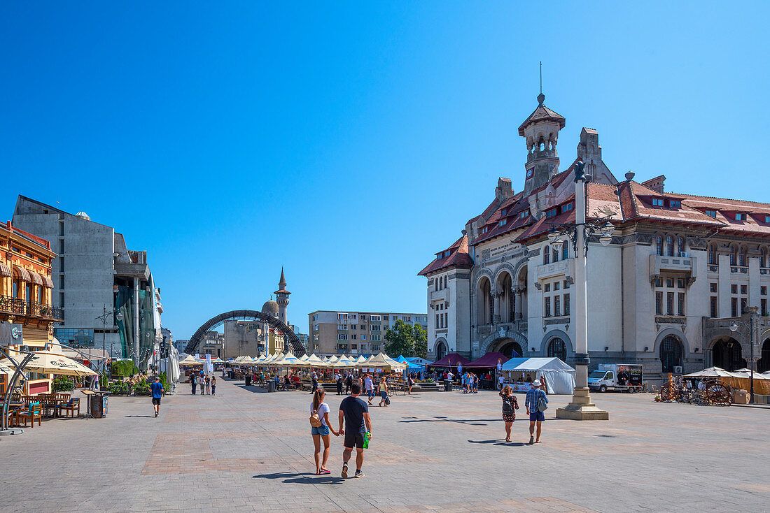 Ovidplatz mit dem nationalen Museum für Geschichte und Archäologie in Constanta, Dobrudscha, Schwarzmeerküste, Rumänien