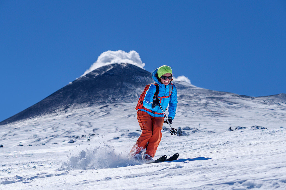 Frau auf Skitour fährt vom Ätna ab, UNESCO Welterbe Monte Etna, Ätna, Sizilien, Italien