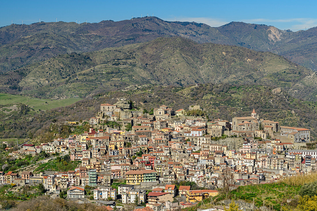 Blick auf Ortschaft Castiglione di Sicilia, Sizilien, Italien