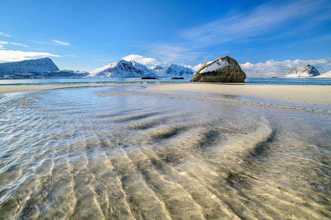 Sandstrand mit verschneiten Bergen im Hintergrund, Lofoten, Nordland, Norwegen