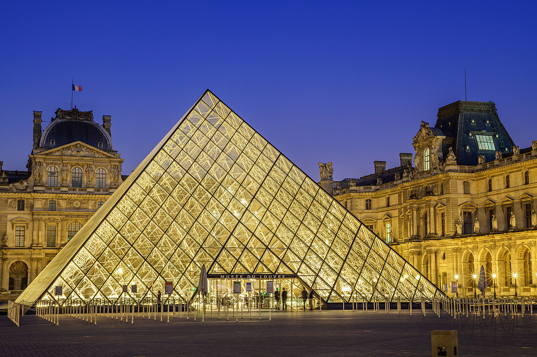 Beleuchteter Louvre mit Eingangspyramide, Architekt: Ieoh Ming Pei, Louvre, UNESCO Welterbe Seine-Ufer, Paris, Frankreich